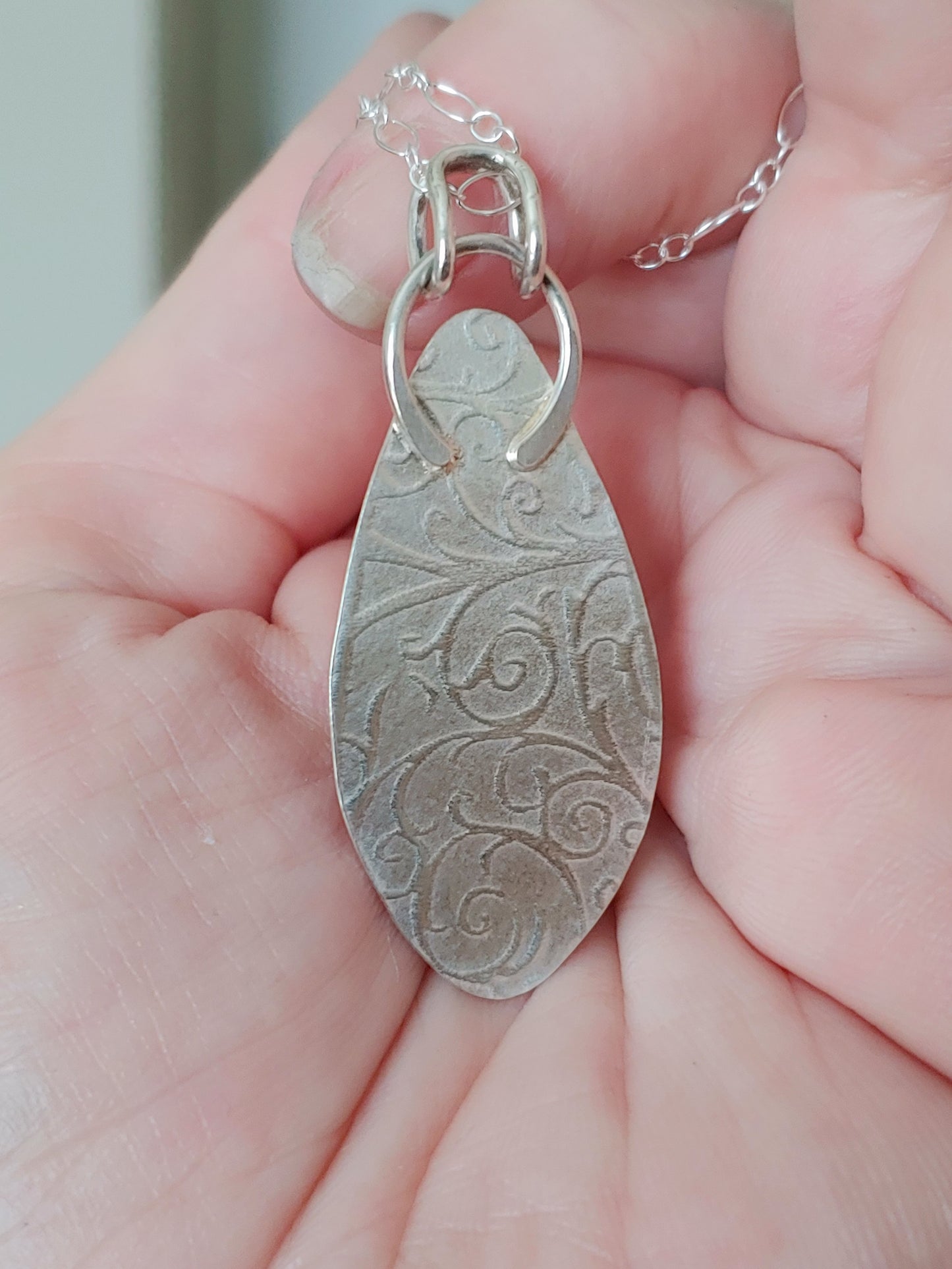 sterling silver kingman turquoise & patterned backplate necklace
